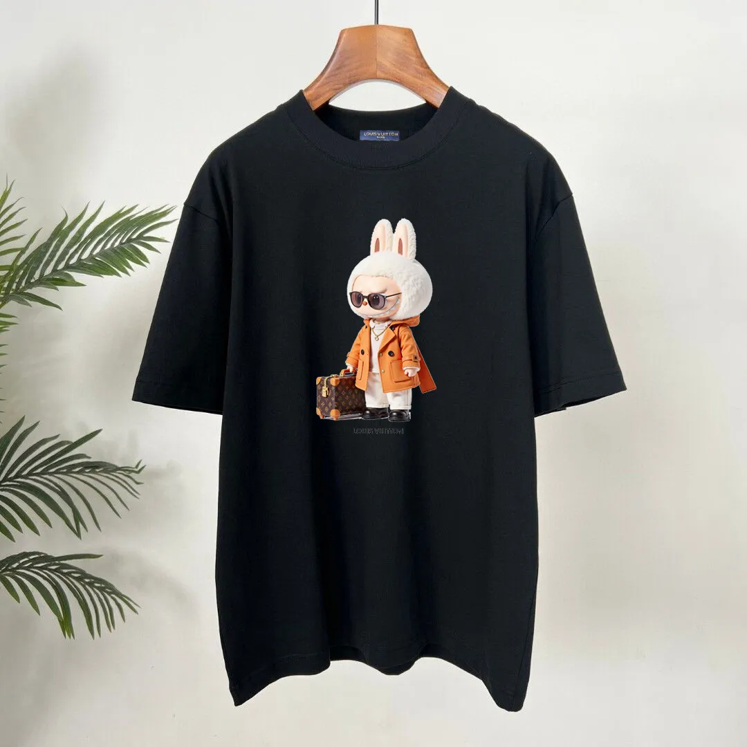 🅿️190 lv co-branded labubu🌟New summer style🎽made of 250 Solona pure cotton fabric, super soft and skin-friendly! High-end hand-painted printing with logo, design embellishment, neat and detailed wiring inside, making the upper body fashionable! High-end and versatile model, the quality is visible! Size: S-XXL Color: black, white
